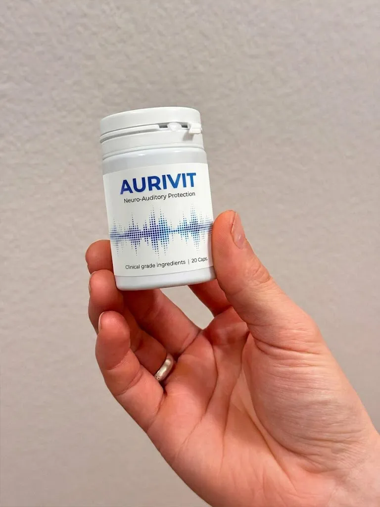 Main tenant un pot d’Aurivit à l’onde sonore bleue, juste après la livraison